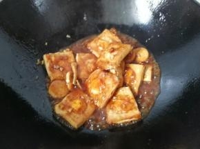 再调入少许盐用锅铲翻炒几下，让每块豆腐都均匀的沾上糖醋汁。