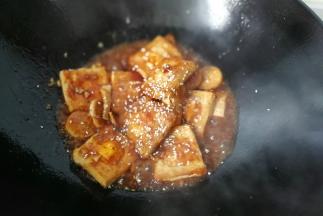 最后撒适量白芝麻收汁即可出锅装盘，然后撒上葱花就可享用啦。