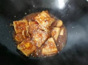 最后撒适量白芝麻收汁即可出锅装盘，然后撒上葱花就可享用啦。