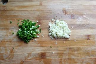 准备葱花和蒜末适量备用。