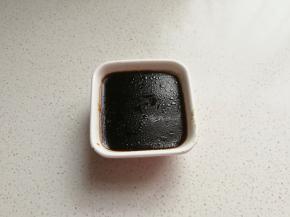 先调一碗糖醋汁备用。（糖醋汁比例：料酒1勺，生抽2勺，糖3勺，醋4勺，清水5勺），调好后加一勺老抽和少许水淀粉进去搅拌均匀。