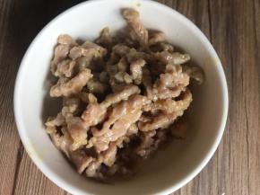 中火炒至变色，捞出备用