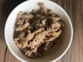 中火炒至变色，捞出备用