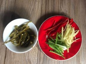 这个时候备好，姜丝、红椒丝、泡椒丝、葱段