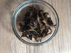 将泡发好的黑木耳洗净，切成丝备用