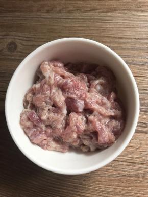 猪瘦肉里加入料酒，淀粉抓匀腌制10分钟