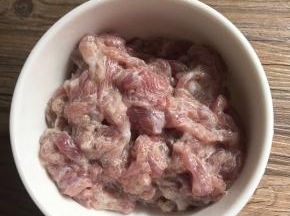 猪瘦肉里加入料酒，淀粉抓匀腌制10分钟