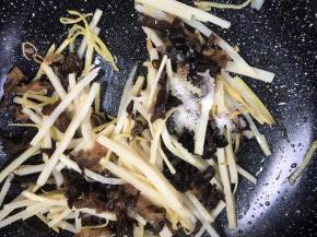 加入盐和糖，炒匀