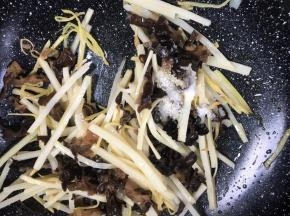 加入盐和糖，炒匀