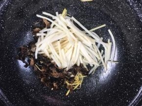 加入冬笋丝和黑木耳丝，炒匀