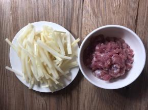 猪瘦肉和冬笋，洗净切丝
