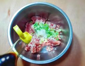 放入葱姜，生抽