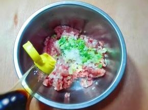 放入葱姜，生抽