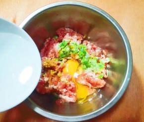 打入一只鸡蛋，放入适量清水