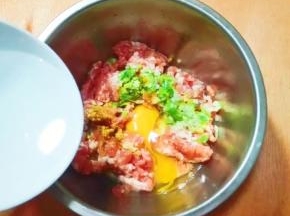 打入一只鸡蛋，放入适量清水