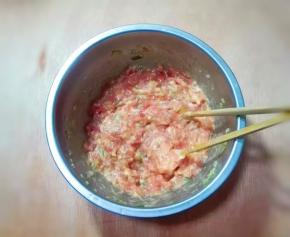 放入两勺玉米淀粉顺时针搅拌至有粘性，放冰箱冷藏半小时以上