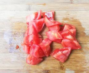 番茄洗净切片切成小块