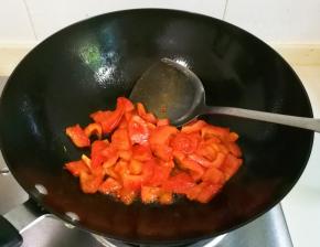 热锅凉油放入番茄