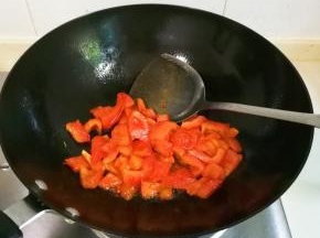 热锅凉油放入番茄