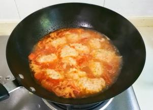 盖上锅盖中火烧开继续小火烧五分钟