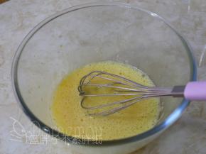 鸡蛋里加入糖粉，搅拌到糖粉融化，鸡蛋液变浓稠状态。