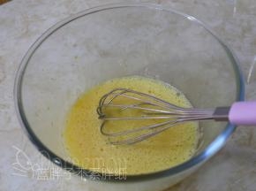 鸡蛋里加入糖粉，搅拌到糖粉融化，鸡蛋液变浓稠状态。