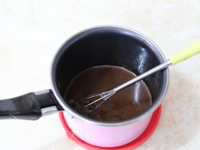 巧克力和黄油、牛奶倒入一个碗中，隔水加热融化，搅拌均匀。之后隔温水保温。
