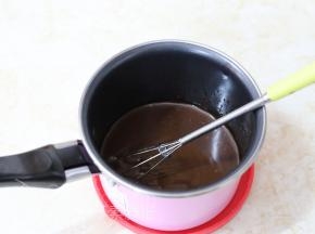 巧克力和黄油、牛奶倒入一个碗中，隔水加热融化，搅拌均匀。之后隔温水保温。