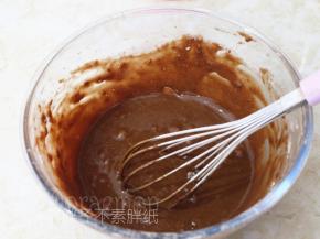 .低筋面粉、可可粉和泡打粉混合均匀，筛入全蛋液中，用手动打蛋器翻拌均匀。