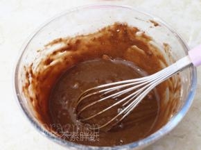 .低筋面粉、可可粉和泡打粉混合均匀，筛入全蛋液中，用手动打蛋器翻拌均匀。