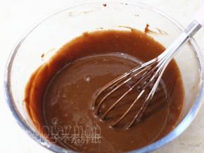 取出第二步做好的巧克力液，倒在面糊上，用手动打蛋器翻拌均匀。