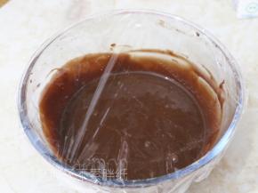 做好的面糊盖上保鲜膜，放入冰箱冷藏1个小时。