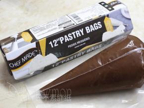 时间到了之后取出面糊，将面糊装进裱花袋，等恢复室温。