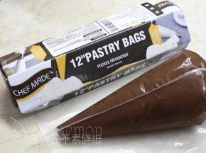 时间到了之后取出面糊，将面糊装进裱花袋，等恢复室温。