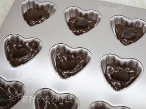 .Q心馅一个切成3小块，在面糊的中心放上Q心馅。