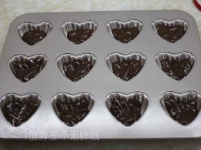 面糊先挤一半到模具中，震两下。