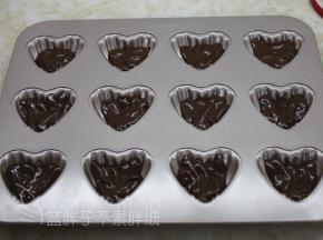 面糊先挤一半到模具中，震两下。