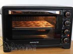 送入预热好的烤箱，上下火170℃，中层，烘烤13分钟。