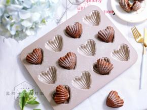 好的蛋糕出炉之后放在晾网上晾凉即可。