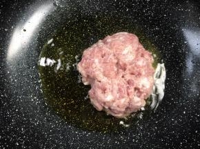 锅置火上，加入适量食用油，烧至六成热，放入腌制好的猪瘦肉丝