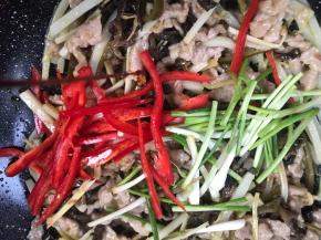 加入红椒丝、葱段、酱油、胡椒粉、香醋，炒匀至入味即可