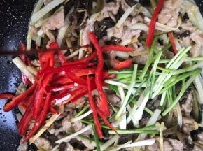 加入红椒丝、葱段、酱油、胡椒粉、香醋，炒匀至入味即可