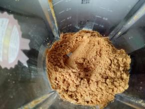 把掰下来的碎饼片放入破壁机或料理机打成细粉，越细越好。（没有破壁机的可以把碎片片装入塑料袋用擀面杖碎）