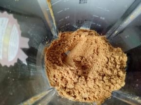 把掰下来的碎饼片放入破壁机或料理机打成细粉，越细越好。（没有破壁机的可以把碎片片装入塑料袋用擀面杖碎）