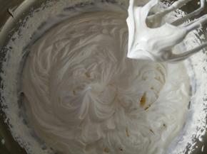 打发淡奶油至7.8分发就可以，打太硬会导致成品分层