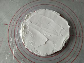 淡奶油分成9份，取一份均匀的抹在饼皮上