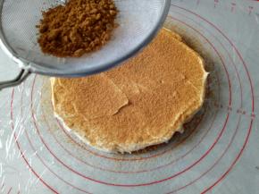 用筛子筛一层饼皮粉末末，重复这个步骤至最后一块饼皮