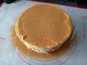 最后一块上面也同样抹奶油，撒粉