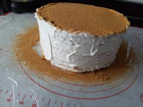 最后把剩下的奶油抹到侧面