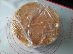 把保鲜膜包起来，放冰箱冷藏5小时以上，等回潮后就可以切块享用了（前一天做好放冰箱冷藏一晚第二天吃最好）